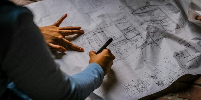 Kiến trúc sư phác thảo ý tưởng trên bản vẽ tay