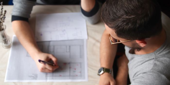 Hai kiến trúc sư cùng triển khai bản vẽ mặt bằng